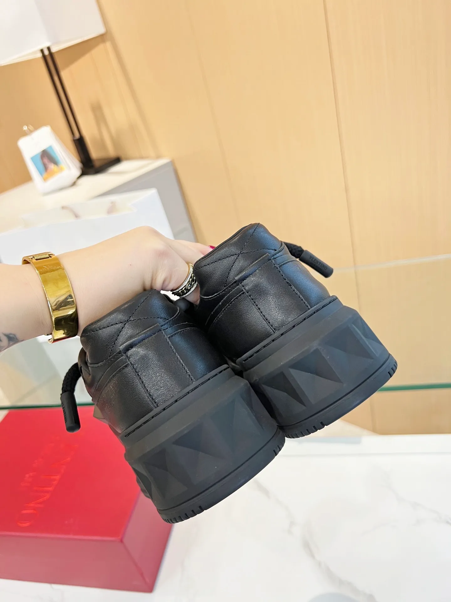 👟👟Ex-factory price 640👟👟 𝑽𝒂𝒍𝒆𝒏𝒕𝒊𝒏𝒐Valentino 𝑶𝒏𝒆𝑺𝒕𝒖𝒅 Couple sneaker series Valentino 2023 new couple sneakers are on sale. The original Z👟👟 was purchased and dismantled at the ex-factory price. Repeated pattern making and modifications. We strive to restore it one to one! Top luxury masterpiece. Signature rivet design. Soft and comfortable genuine sheepskin brings excellent and elegant texture and excellent on-foot comfort. Top purchasing version upper: imported calfskin surface/original oil edge craftsmanship. Lining: water-dyed cowhide lining. Outsole: original development 𝐓𝐏𝐔 two-color combination outsole. Packaging: original configuration complete package. Code number: 34-𝟒𝟓
